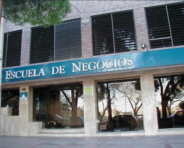 Fachada de la Escuela de Negocios de Fundación Milenio